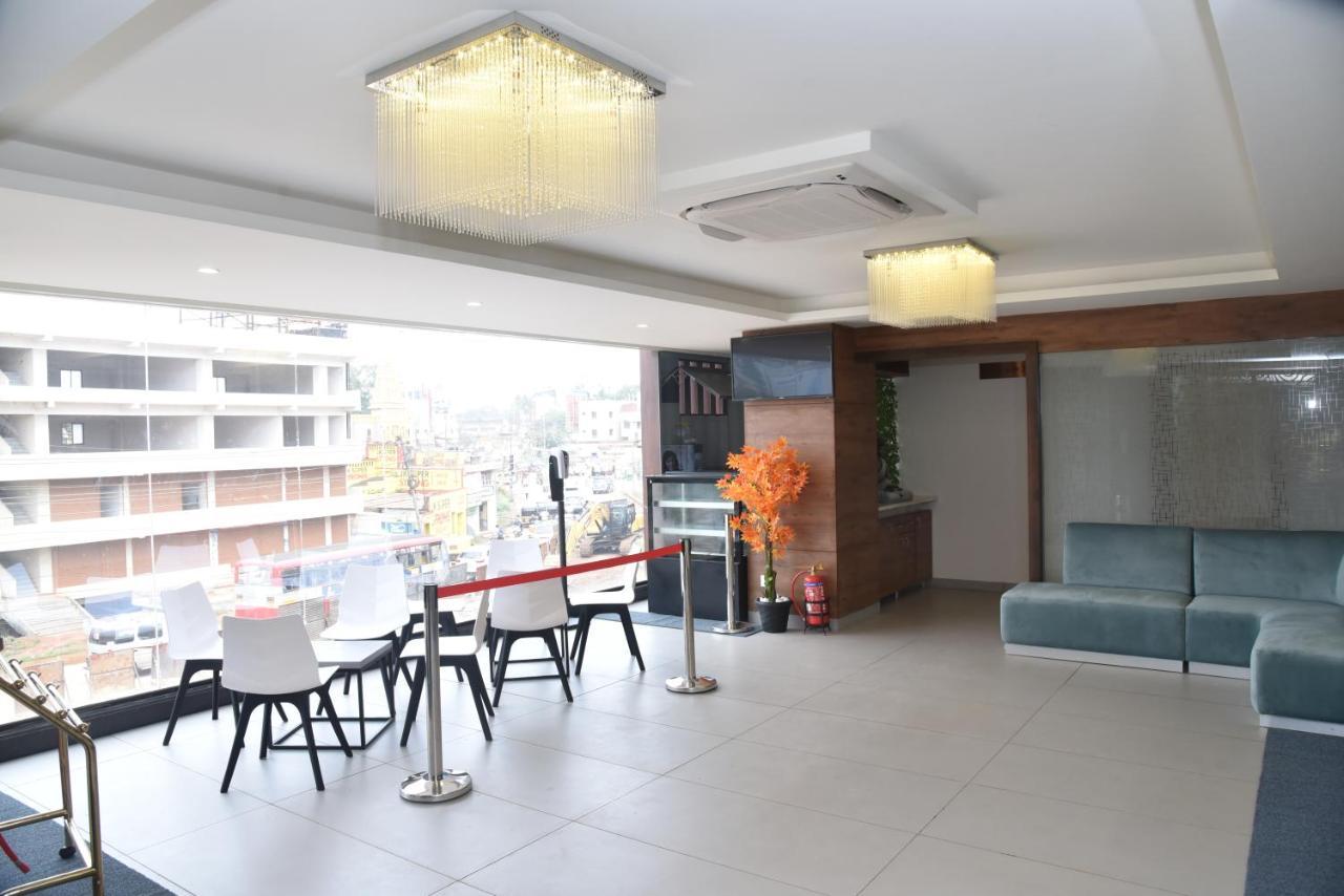 The Oaks Comforts Hubballi Exteriör bild