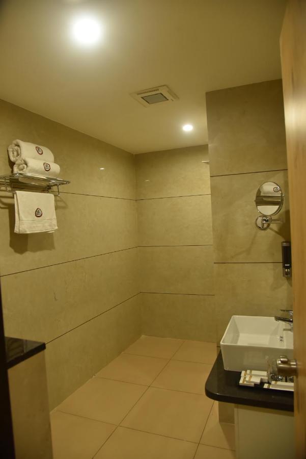The Oaks Comforts Hubballi Exteriör bild