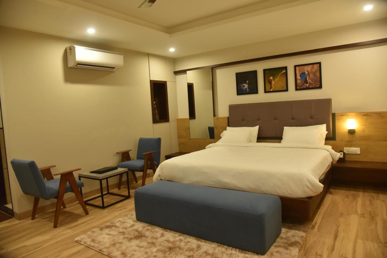 The Oaks Comforts Hubballi Exteriör bild