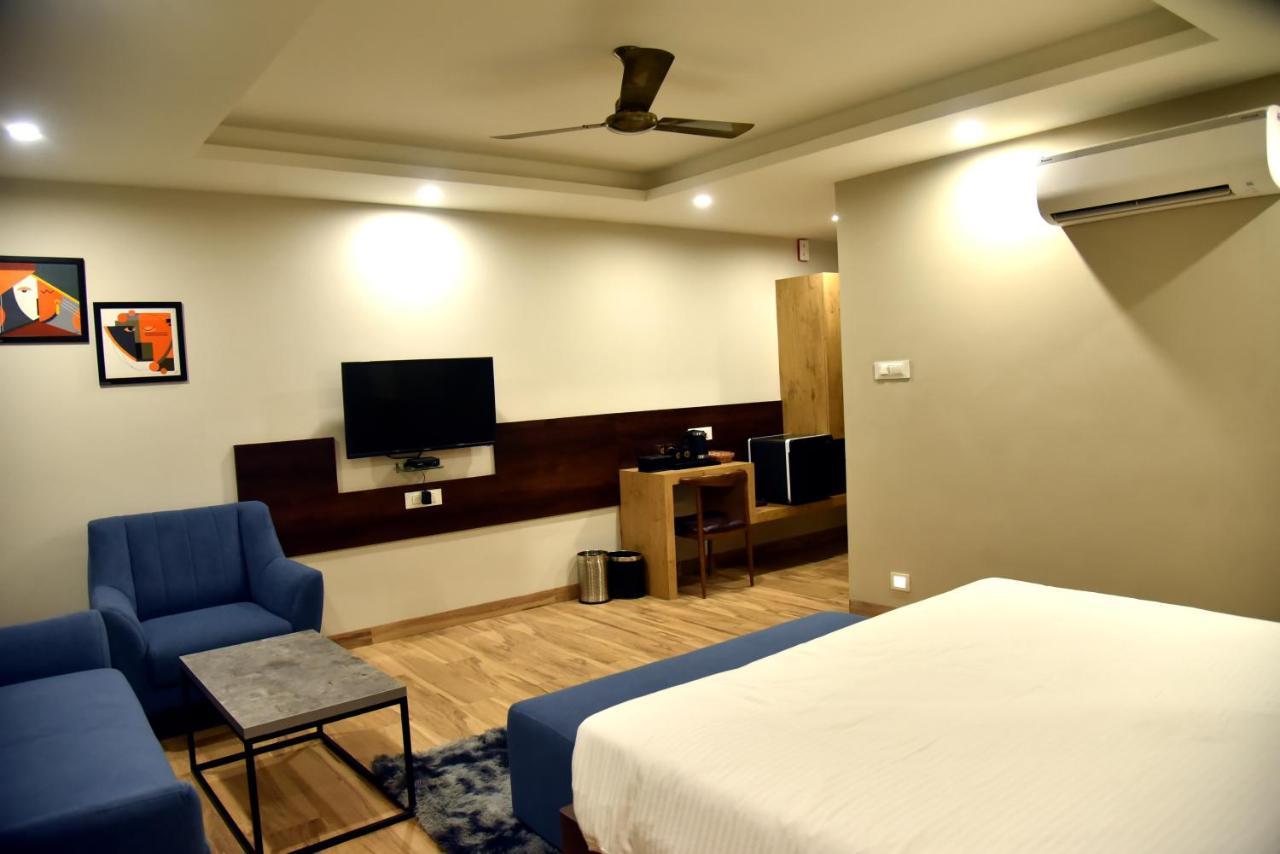 The Oaks Comforts Hubballi Exteriör bild